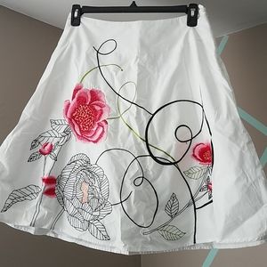 ✴ beautiful white skirt with embroidered details✴